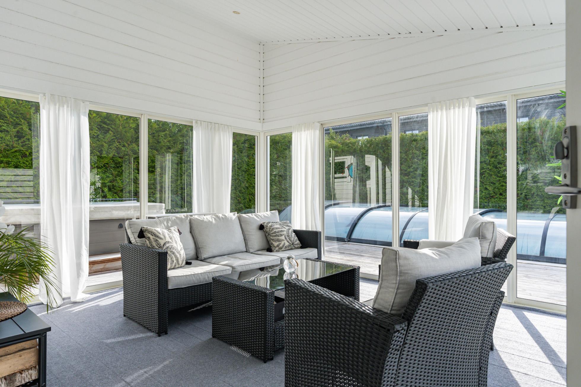 Pool, jacuzzi och inglasat uterum i soligt söderläge!