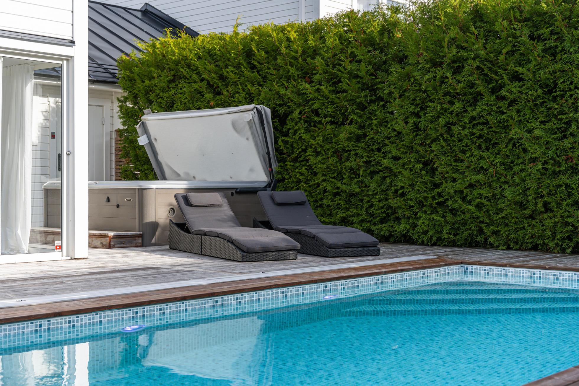 Pool, jacuzzi och inglasat uterum i soligt söderläge!