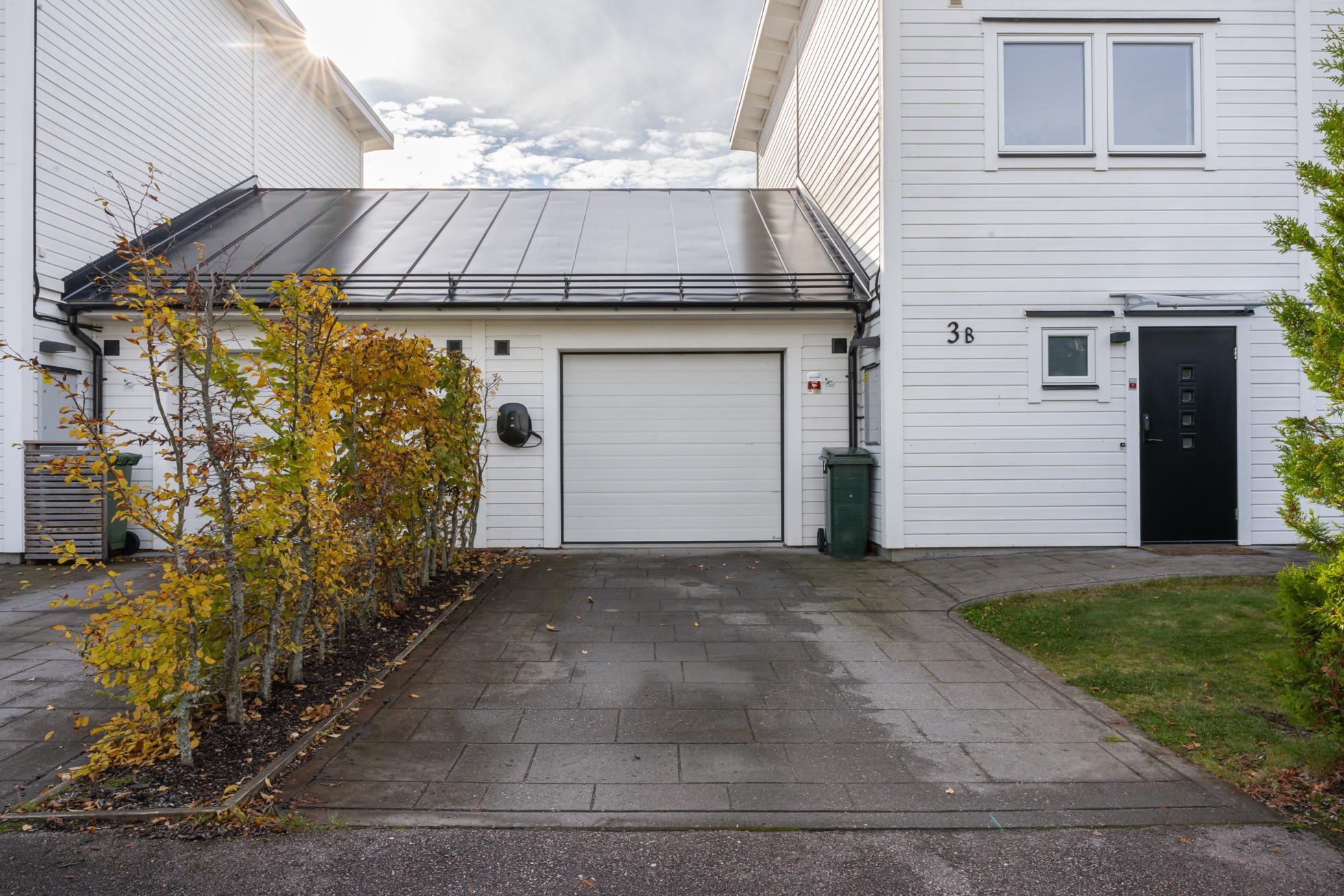 Pool, jacuzzi och inglasat uterum i soligt söderläge!