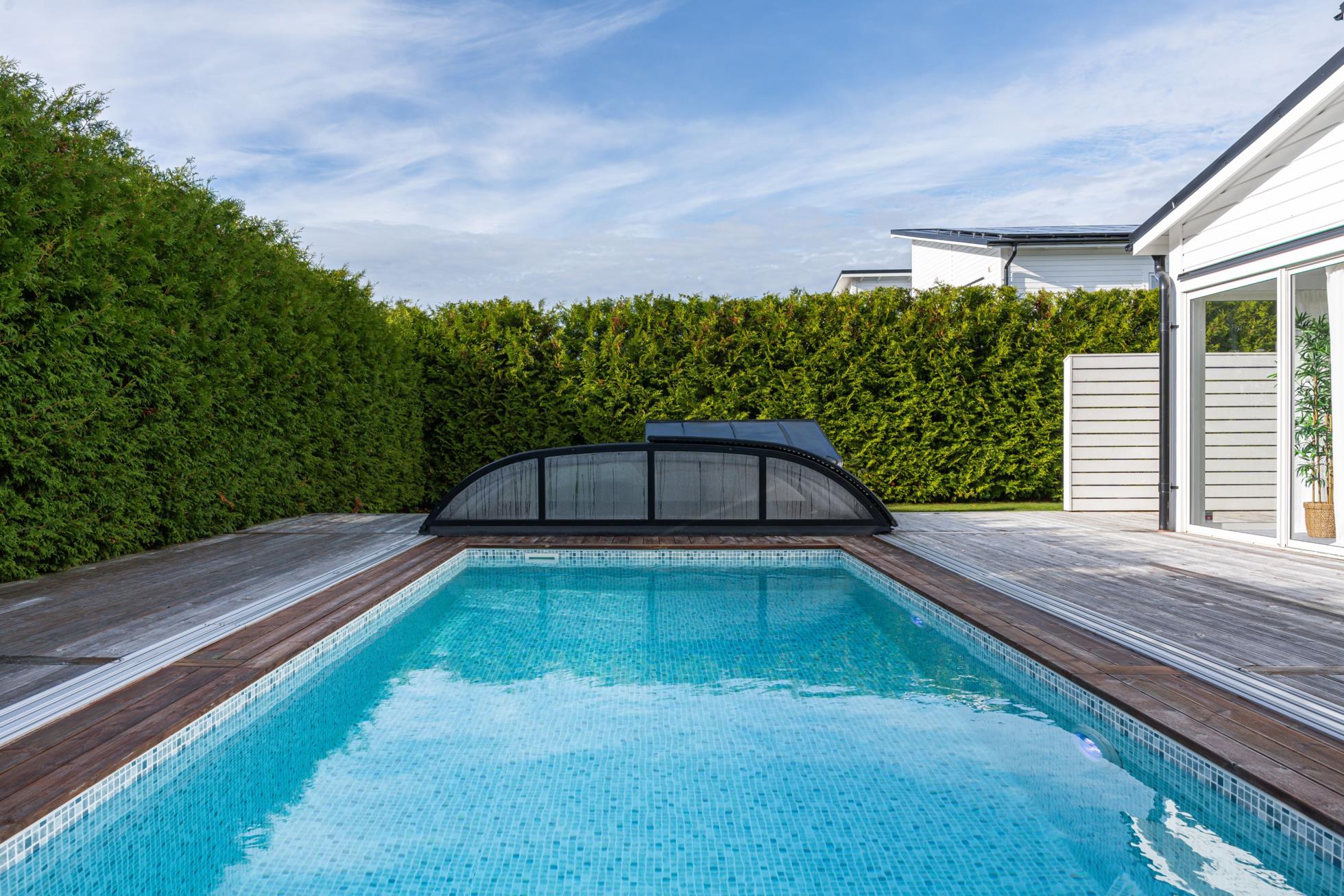 Pool, jacuzzi och inglasat uterum i soligt söderläge!