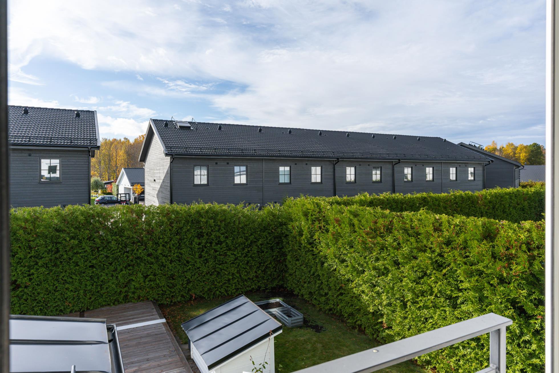 Pool, jacuzzi och inglasat uterum i soligt söderläge!