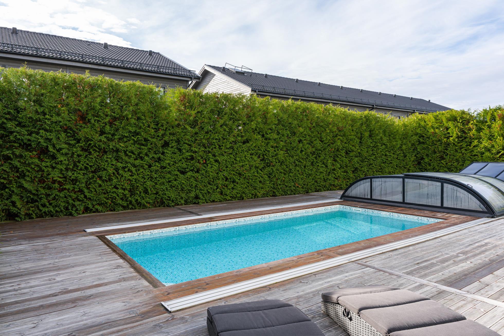 Pool, jacuzzi och inglasat uterum i soligt söderläge!