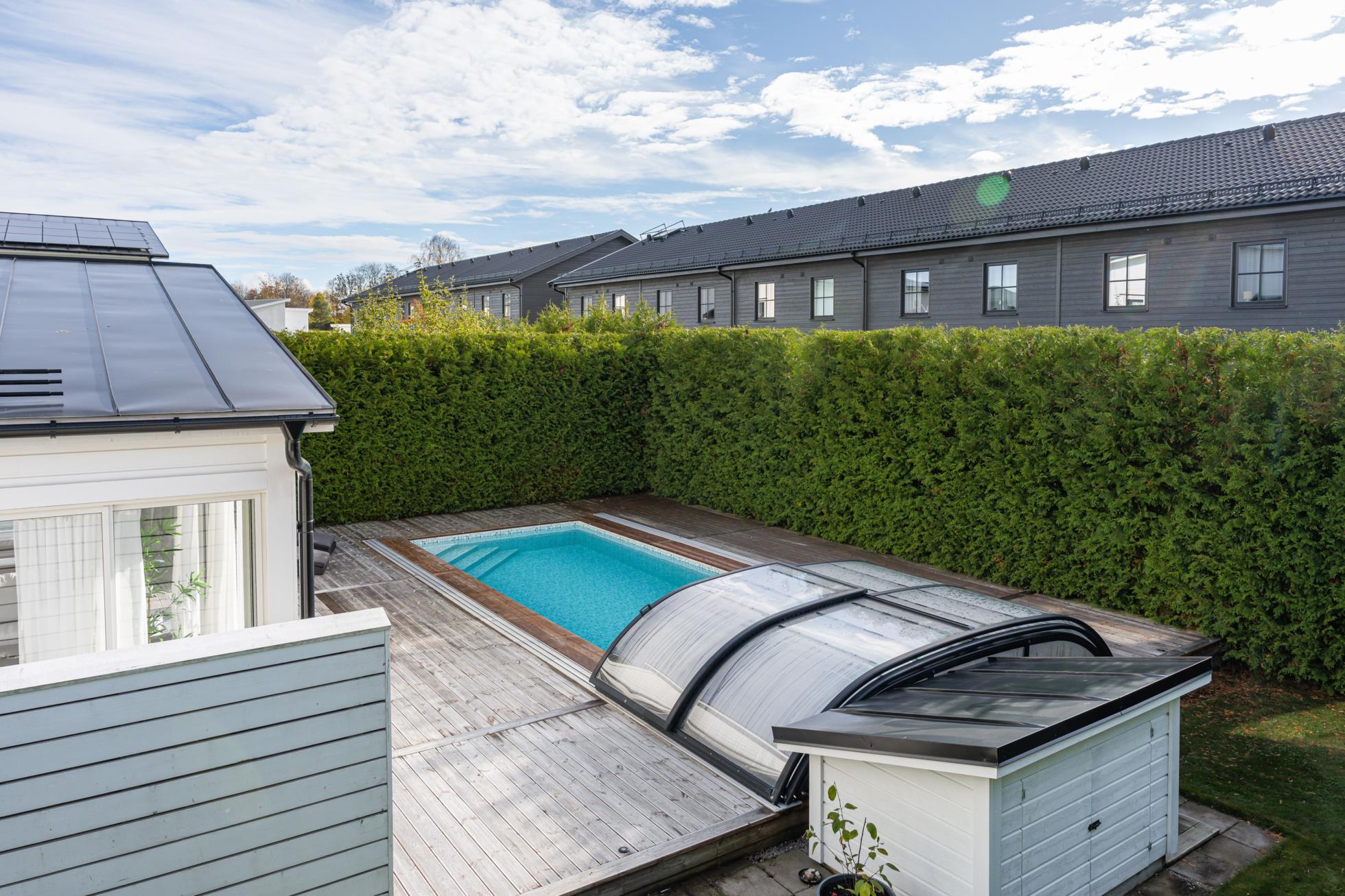 Pool, jacuzzi och inglasat uterum i soligt söderläge!